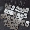 Silberner Titanstahl Alphabet Buchstaben Anhänger Halskette Detail mit Ausschnitt. - Buchstabe A / Silber