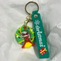Detailansicht eines Weihnachts-Rentier-Kranz-Schlüsselanhängers mit grünem Gummiband - Weihnachtskranz mit Rentier