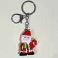 Detailansicht eines weichen PVC Weihnachtsmann Schlüsselanhängers mit silbernem Verschluss - Weihnachtsmann Geschenk Stil (12) / Rot