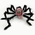 Detail einer gruseligen 75cm Halloween-Plüschspinne mit Totenkopf und roten Augen - Buntes Totenkopf-Modell