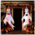 Paar leuchtende Halloween-Gespenster-Windsäcke an einer Tür mit Kürbislichtern - Cute and Evil Ghost Set