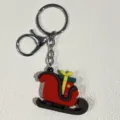 Detailansicht eines Weihnachts-Schlüsselanhängers mit rotem Weihnachtsschlitten. - Roter Schlitten mit Geschenk Stil (18) / Rot
