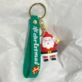 Detailaufnahme des Weihnachtsmann-Schlüsselanhängers mit grüner Silikonschlaufe dekor - Weihnachtsmann mit großem rotem Bart