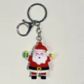 Detailaufnahme eines süßen Weihnachtsmann-Schlüsselanhängers mit silbernem Karabiner - Roter Weihnachtsmann mit Geschenk Stil (20) / Rot