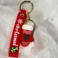 Detailansicht eines roten Weihnachtsschlüsselanhängers mit Handschuh-Anhänger - Weihnachtsbaum und roter Handschuh
