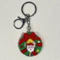 Detailansicht eines weihnachtlichen Kranz-Schlüsselanhängers mit Weihnachtsmann-Motiv - Weihnachtskranz mit roter Schleife und Glocke (23) / Grün