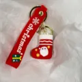 Detailansicht eines festlichen Weihnachtsmann und roten Socken Schlüsselanhängers. - Weihnachtsmann Kopf und Socke