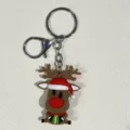 Nahaufnahme eines festlichen Weihnachtsrentier-Schlüsselanhängers mit einer Weihnachtsmütze - Großer Rentierkopf mit rotem Hut (31) / Braun
