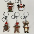 Detailansicht von 5 süßen Weihnachts-Schlüsselanhängern mit Rentier- und Lebkuchenmann-Motiven. - Braun Rentier und Lebkuchen Thema (Braun Set) / 5-teiliges Set