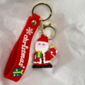 Nahaufnahme eines niedlichen Weihnachtsmann-Schlüsselanhängers mit rotem Band-Detail - Weihnachtsmann mit Geschenk und Socken / Rot