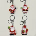 Detail mit vier verschiedenen Cartoon-Weihnachtsmann-Schlüsselanhängern aus Gummi. - Vier Morphologien des Weihnachtsmanns (Set 6)