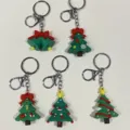 Set mit fünf weihnachtlichen Schlüsselanhängern mit Glocken und geschmückten Bäumen - Schleife Glocke und Weihnachtsbaum Serie (Set 8)