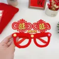Gafas rojas de Año Nuevo Chino con texto dorado 'Gong Xi Fa Cai' y nudos - Montura de Gafas de Prosperidad / Talla única