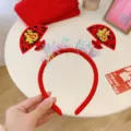 Detalle de diadema roja festiva de Año Nuevo con carácter Fu y adornos brillantes. - Diadema Bendición Forma de Abanico / Talla única