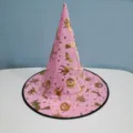 Detailansicht eines rosa Halloween-Hexenhutes mit glänzenden goldenen Zaubermustern. - Einheitsgröße / Rosa-Goldener Bronzierender Hexenhut