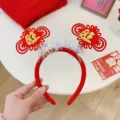 Vista detallada de la diadema roja del Año Nuevo Chino con nudo festivo y dorado - Diadema Nudo Chino Próspero / Talla única