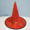 Nahaufnahme eines roten Hexenhutes mit aufwendigen goldgeprägten Halloween-Mustern - Einheitsgröße / Rot-Goldener Bronzierender Hexenhut