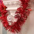 Festliche metallisch rote Weihnachtsgirlande für Weihnachtsbaum und Wanddekoration - Rot