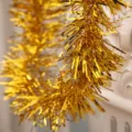Glänzende goldene Weihnachtsgirlande aus Lametta für Christbaumschmuck und Partys. - Gold