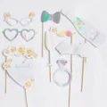 Detailansicht verschiedener holografischer Hochzeits-Fotorequisiten mit Blumendesign - Silbergeprägter Blumen Hochzeit Stil