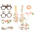 Detailansicht von floralen Junggesellenabschied-Fotorequisiten mit Roségoldfolie. - Rosen Team Bride Stil