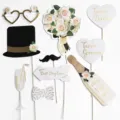 Detailansicht von verschiedenen Hochzeits-Foto-Requisiten mit elegantem Goldfolientext - Zylinder Weiße Rose Hochzeit Stil
