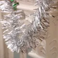 Glänzende silberne Weihnachtsgirlande für den Weihnachtsbaum und Innendekoration - Silber