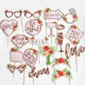 Verschiedene rotgoldene Foto-Requisiten für Hochzeiten mit Blumenmotiven - Roségold Blumen Hochzeit Stil