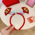 Festlicher roter chinesischer Neujahrs-Haarreif mit goldenen Glücksfächer-Dekoren - Überfluss Jahr für Jahr Stirnband / Einheitsgröße