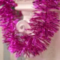 Lebhafte magentafarbene Weihnachts-Lametta-Girlande für die festliche Baumdekoration - Lila