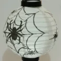 Weiße Halloween Papierlaterne mit schwarzem Spinnennetzmuster als Partydekoration - Spinnen Stil / Weiß