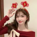 Diadema roja festiva para el Año Nuevo con símbolos de prosperidad en una modelo. - Diadema Nudo Chino de Buen Augurio / Talla única