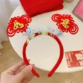 Diadema roja festiva para el Año Nuevo Chino con caracteres dorados y espumillón brillante. - Diadema Nudo Chino Ruyi / Talla única