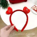 Festliches rotes Plüsch-Stirnband mit goldenen Herzohren für das chinesische Neujahrsfest. - Einheitsgröße / Herzform 'Anle' Zeichen Haarreif