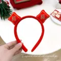 Traditioneller roter Kinderhaarreif mit goldenem Fu-Schriftzeichen für Neujahr - Einheitsgröße / Quadratischer bestickter Fortune-Haarreif