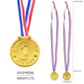 Detailansicht der goldenen Kunststoff-Siegermedaille mit dreifarbigem Band und Größenangaben - Kronen Rang 1 Stil / Band einseitig ca. 38cm / Gold