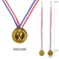 Goldene Kunststoff Medaille für Kinder mit Band Größe 3,5x39cm für Partys und Sport - Trophäe Stil / Band ca. 75cm / Gold