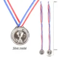 Silberne Kunststoff-Medaille mit rot-weiß-blauem Band für Kindersportfeste und Partys - Trophäe Stil / Band ca. 75cm / Silber