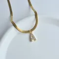 Goldene Edelstahl Flachschlangenkette mit glitzerndem Zirkonia Buchstabe A Anhänger Kette. - Buchstabe A