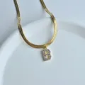 Goldfarbene Edelstahl Flachschlangenkette Halskette mit einem funkelnden Zirkonia Buchstaben B. - Buchstabe B