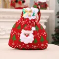 Festliche rote Weihnachtsgeschenktüte mit 3D-Weihnachtsmann und goldener Schleifendeko - Samt-Kordelzugbeutel - Weihnachtsmann / Rot
