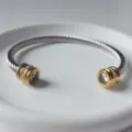 Edelstahl Kabel Armreif mit glitzernden Kristall Enden, elegante modische Damenschmuck. - April
