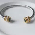 Edelstahl Kabelarmband mit Geburtsstein und funkelnden Zirkonia Steinen Manschette. - Mai