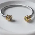 Edelstahl Kabel Armreif mit goldfarbenen Endkappen und funkelnden Strasssteinen eleganter Stil - August