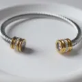 Edelstahl gedrehter Armreif Manschette mit Doppelgeburtsstein und funkelnden Strass Details. - Oktober
