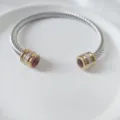 Edelstahl Kabel Armreif mit roten Geburtsstein Enden und glitzernden Strasssteinen. - Januar