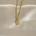 Goldfarbene Edelstahl Figaro Kette Halskette mit quadratischem Buchstaben E Anhänger - Buchstabe E / Gold