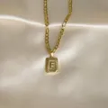 Goldfarbene Edelstahl Blockbuchstabe F Anhänger Halskette mit stilvoller Kette Variante. - Buchstabe F / Gold
