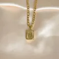 Goldene Edelstahl Buchstaben Halskette mit quadratischem Anhänger und Initialen für Damen. - Buchstabe H / Gold