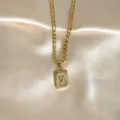 Goldene Edelstahl Halskette mit Buchstabe V Anhänger und eleganter Panzerkette für Damen. - Buchstabe V / Gold